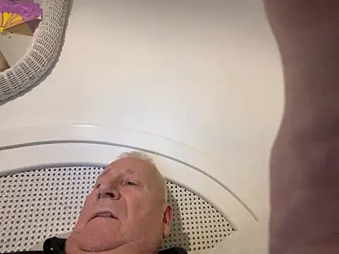 Snapshot of Bossinmidd12 chatting on 03/14/25, 08:28 Bossinmidd12 online show from 03/14/25, 08:28