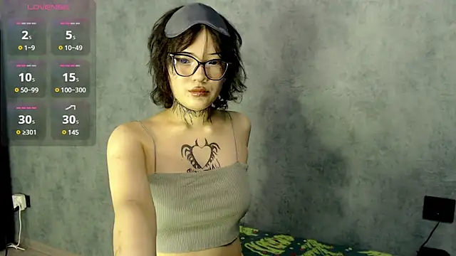 Snapshot of LizzieLight chatting on 12/15/24, 10:58 LizzieLight online show from 12/15/24, 10:58