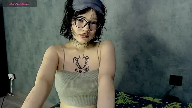 Snapshot of LizzieLight chatting on 12/17/24, 01:07 LizzieLight online show from 12/17/24, 01:07