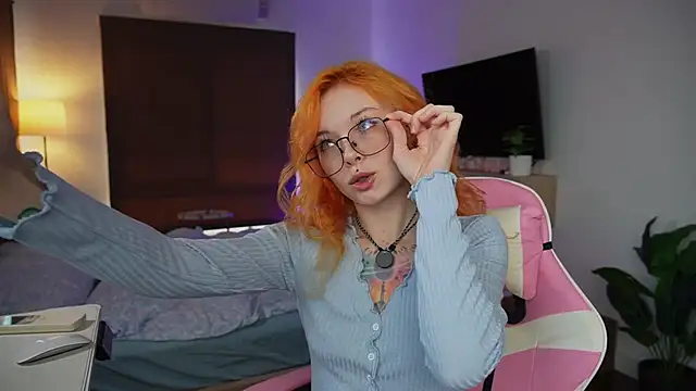 Snapshot of juicyshow_ chatting on 09/13/25, 02:44 juicyshow online show from 09/13/25, 02:44