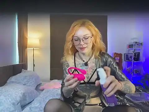 Snapshot of juicyshow_ chatting on 09/19/25, 12:56 juicyshow online show from 09/19/25, 12:56