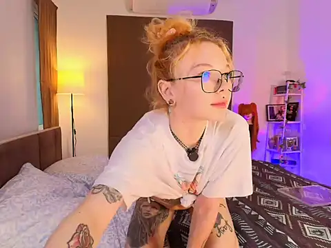 Snapshot of juicyshow_ chatting on 10/10/25, 12:20 juicyshow online show from 10/10/25, 12:20