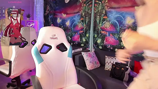 TiffanyBatson online show from 03/21/25, 06:49