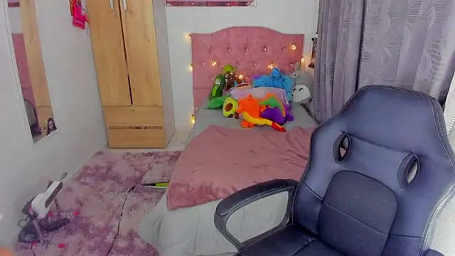 saralolo420 online show from 12/24/24, 12:44