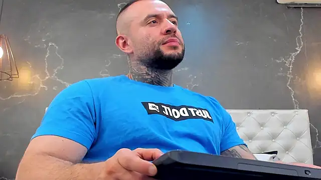 Snapshot of BruceDallas chatting on 12/06/24, 08:07 BruceDallas online show from 12/06/24, 08:07