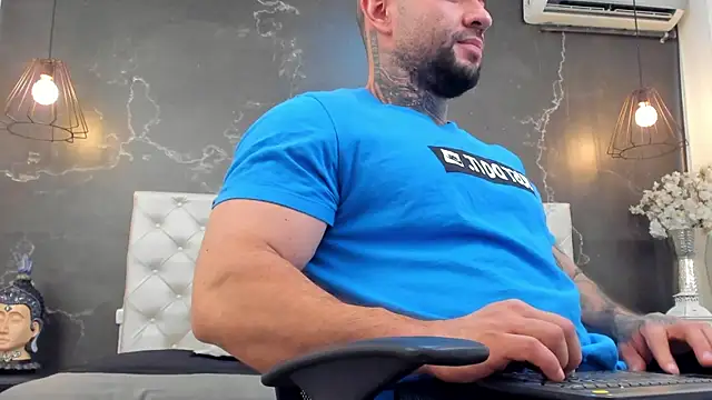 Snapshot of BruceDallas chatting on 12/07/24, 02:20 BruceDallas online show from 12/07/24, 02:20