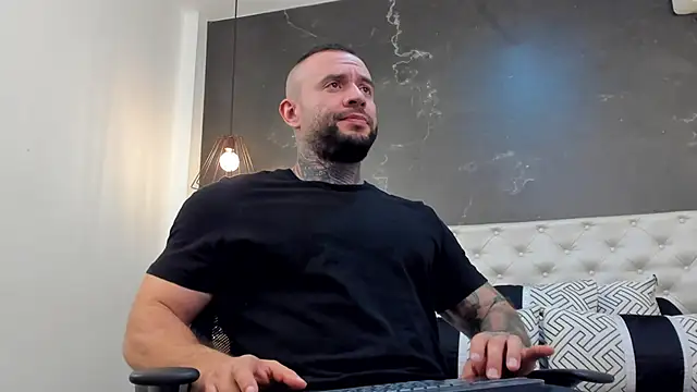 Snapshot of BruceDallas chatting on 01/03/25, 01:48 BruceDallas online show from 01/03/25, 01:48