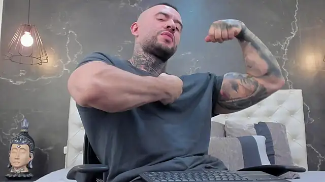 Snapshot of BruceDallas chatting on 01/19/25, 02:15 BruceDallas online show from 01/19/25, 02:15