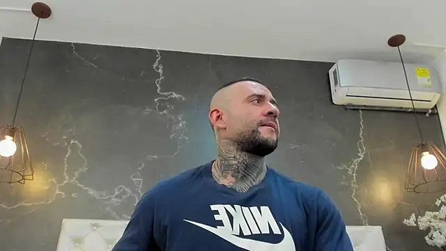 Snapshot of BruceDallas chatting on 02/02/25, 06:04 BruceDallas online show from 02/02/25, 06:04