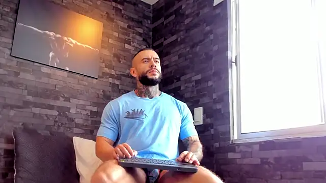 Snapshot of BruceDallas chatting on 09/22/25, 01:35 BruceDallas online show from 09/22/25, 01:35