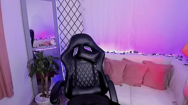  mia collins b  online show from 04/12/26, 04:39