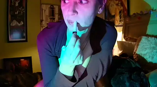 Snapshot of GardenGirl00 chatting on 03/11/25, 04:21 GardenGirl00 online show from 03/11/25, 04:21