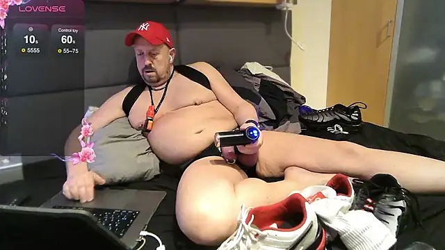 Snapshot of Poppersbate chatting on 02/12/25, 09:01 Poppersbate online show from 02/12/25, 09:01