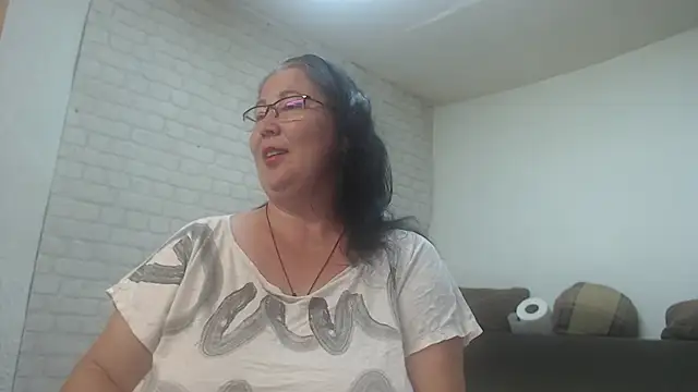 Snapshot of EmmaSquirt chatting on 06/04/26, 05:46 EmmaSquirt online show from 06/04/26, 05:46