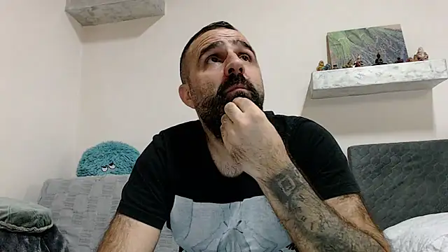 Snapshot of ivat80 chatting on 12/15/24, 04:59 ivat80 online show from 12/15/24, 04:59