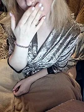 Snapshot of _Kitti_ chatting on 03/17/25, 07:04  Kitti  online show from 03/17/25, 07:04