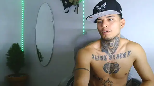Snapshot of Skartoliver chatting on 10/18/25, 02:51 Skartoliver online show from 10/18/25, 02:51