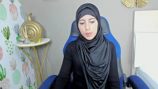 chaymae nah  online show from 12/20/24, 08:49