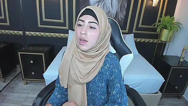 chaymae nah  online show from 01/04/25, 12:49