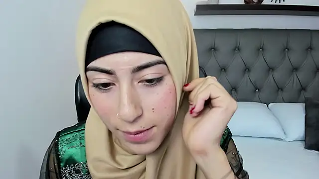 chaymae nah  online show from 01/17/25, 11:49