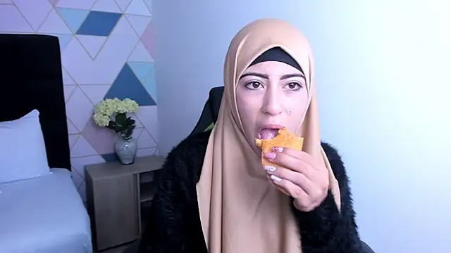 chaymae nah  online show from 01/21/25, 12:18