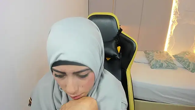 chaymae nah  online show from 01/24/25, 03:45