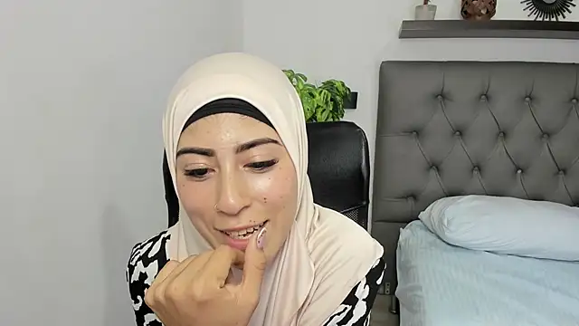 chaymae nah  online show from 02/10/25, 07:38