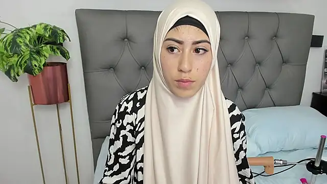 chaymae nah  online show from 02/10/25, 10:40