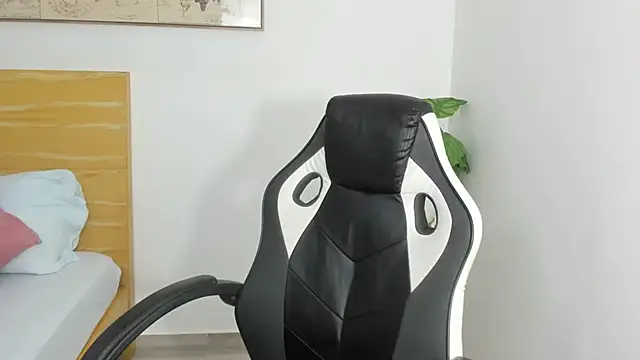 chaymae nah  online show from 02/11/25, 12:16