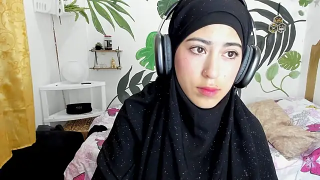 chaymae nah  online show from 10/24/25, 11:12