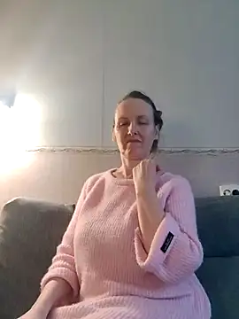 Snapshot of Evelina_cute chatting on 12/10/24, 07:26 Evelina cute online show from 12/10/24, 07:26