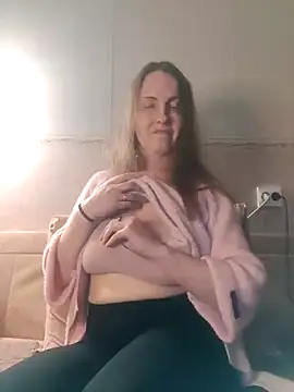Snapshot of Evelina_cute chatting on 12/19/24, 03:30 Evelina cute online show from 12/19/24, 03:30