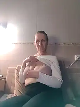 Snapshot of Evelina_cute chatting on 12/22/24, 04:27 Evelina cute online show from 12/22/24, 04:27