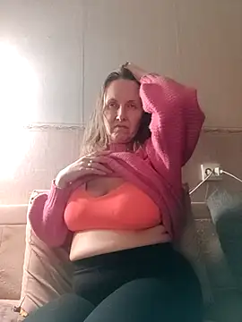 Snapshot of Evelina_cute chatting on 01/28/25, 10:01 Evelina cute online show from 01/28/25, 10:01
