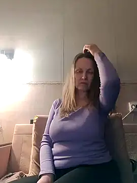 Snapshot of Evelina_cute chatting on 02/02/25, 03:28 Evelina cute online show from 02/02/25, 03:28