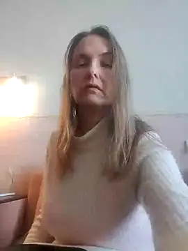 Snapshot of Evelina_cute chatting on 02/19/25, 10:56 Evelina cute online show from 02/19/25, 10:56