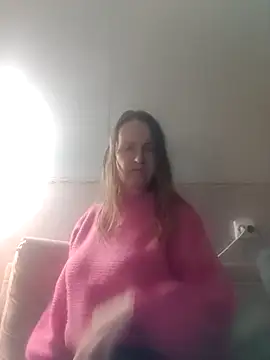 Snapshot of Evelina_cute chatting on 02/20/25, 04:14 Evelina cute online show from 02/20/25, 04:14