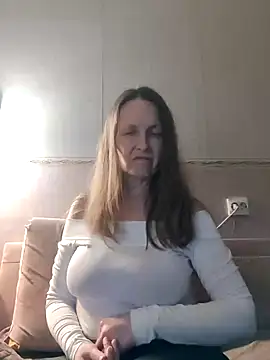 Snapshot of Evelina_cute chatting on 02/26/25, 03:52 Evelina cute online show from 02/26/25, 03:52