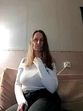 Snapshot of Evelina_cute chatting on 02/27/25, 04:53 Evelina cute online show from 02/27/25, 04:53