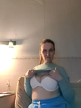 Snapshot of Evelina_cute chatting on 10/07/25, 04:37 Evelina cute online show from 10/07/25, 04:37