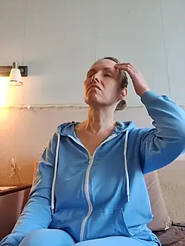 Evelina cute online show from 10/27/25, 11:03