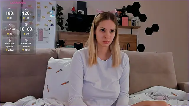 Girl alone home online show from 11/06/25, 03:57