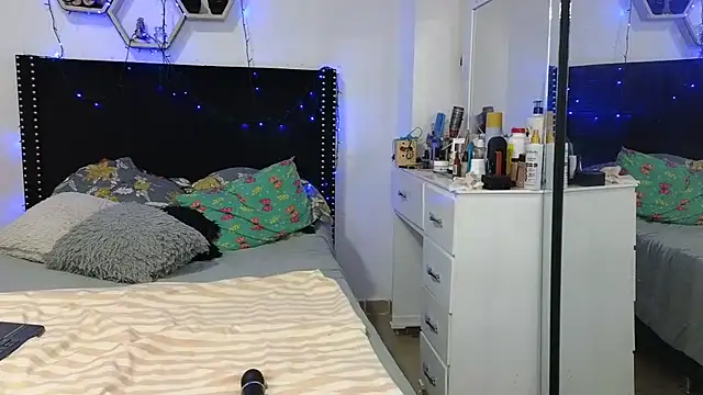 charlotte 077 online show from 04/07/26, 03:51