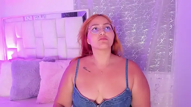 Snapshot of LeahxBarker chatting on 09/18/25, 01:18 LeahxBarker online show from 09/18/25, 01:18