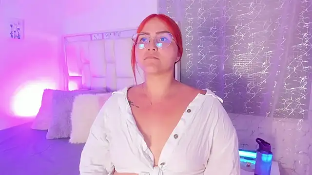 Snapshot of LeahxBarker chatting on 09/30/25, 01:43 LeahxBarker online show from 09/30/25, 01:43