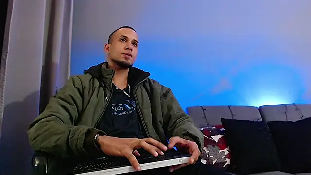 Snapshot of MagnusFrost chatting on 12/07/24, 05:04 MagnusFrost online show from 12/07/24, 05:04