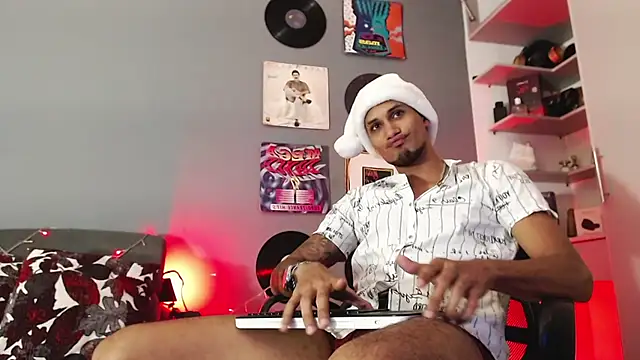 Snapshot of MagnusFrost chatting on 12/24/24, 04:22 MagnusFrost online show from 12/24/24, 04:22