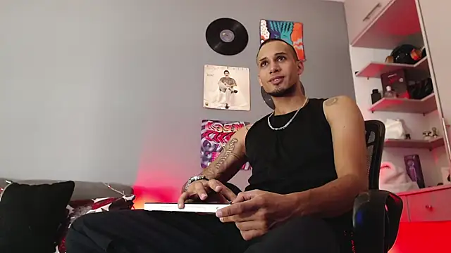 Snapshot of MagnusFrost chatting on 12/27/24, 08:18 MagnusFrost online show from 12/27/24, 08:18