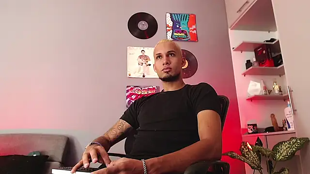 Snapshot of MagnusFrost chatting on 01/14/25, 02:53 MagnusFrost online show from 01/14/25, 02:53