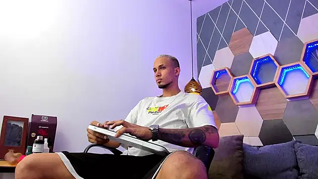 Snapshot of MagnusFrost chatting on 01/29/25, 08:04 MagnusFrost online show from 01/29/25, 08:04